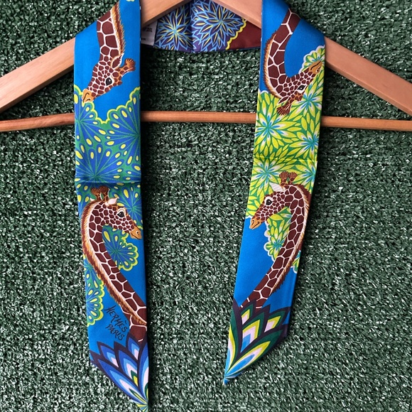 Hermes Neck Scarf 100% Silk Animal Scarf Giraffe Green Blue Brown - Picture 1 of 4